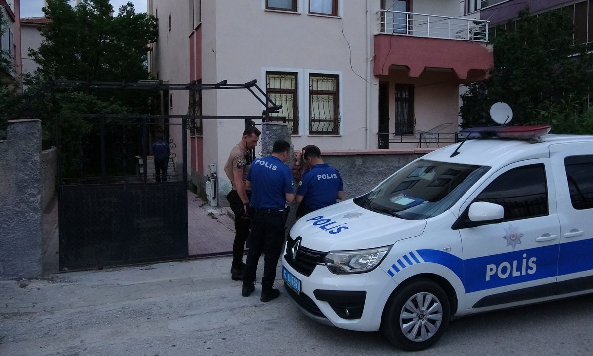 Konya'da bir kadının bıçaklanması olayı sonrası polis ekipleri inceleme başlattı.