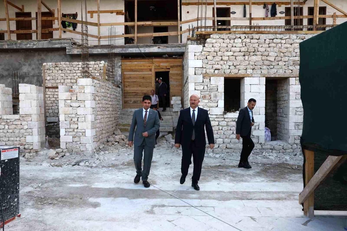 Vali Küçük, tarihi Tuz Hanı'ndaki çalışmaları inceledi