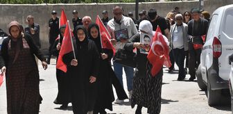 Vanlı aileler DEM Parti binası önündeki 'evlat nöbeti'ni sürdürdü