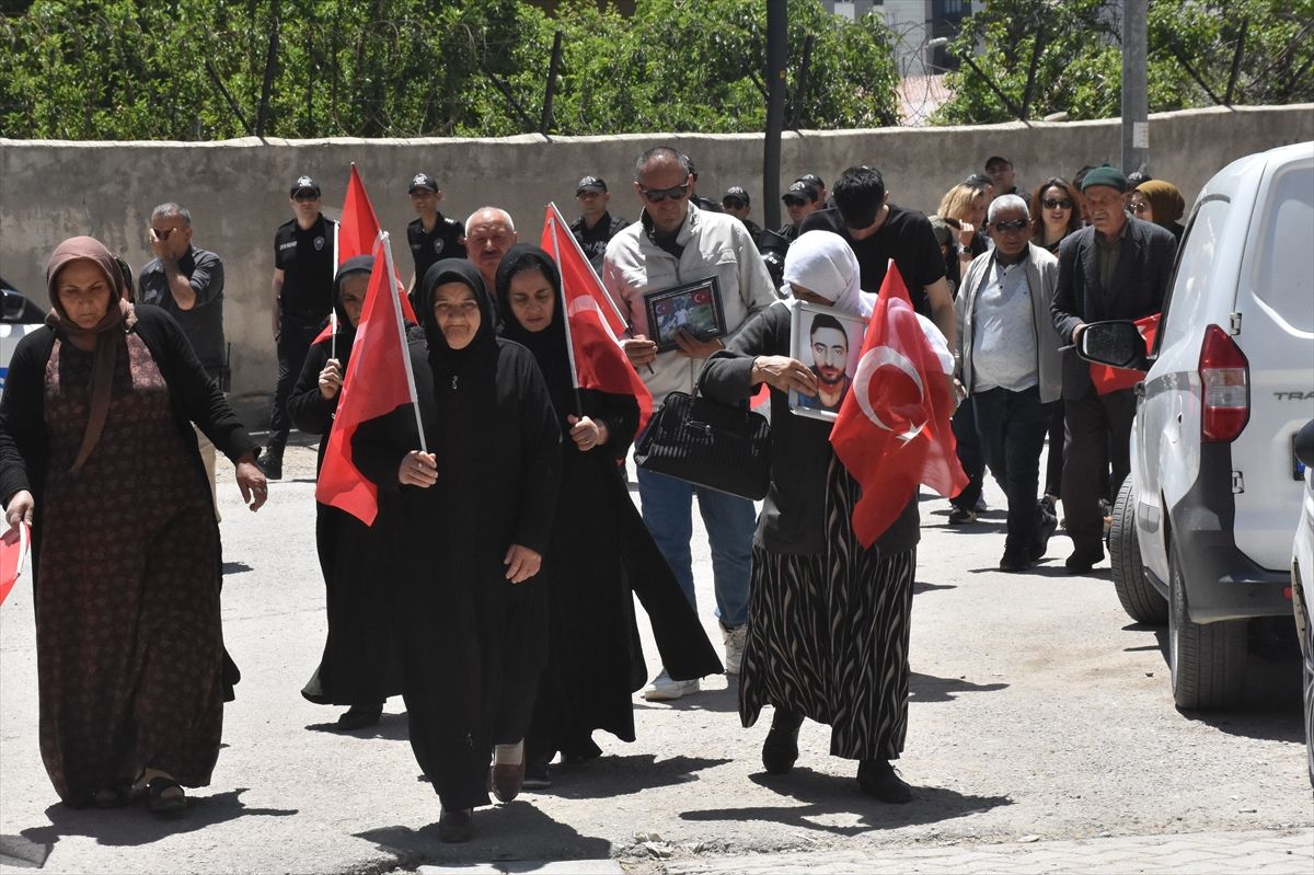Vanlı aileler DEM Parti binası önündeki 'evlat nöbeti'ni sürdürdü