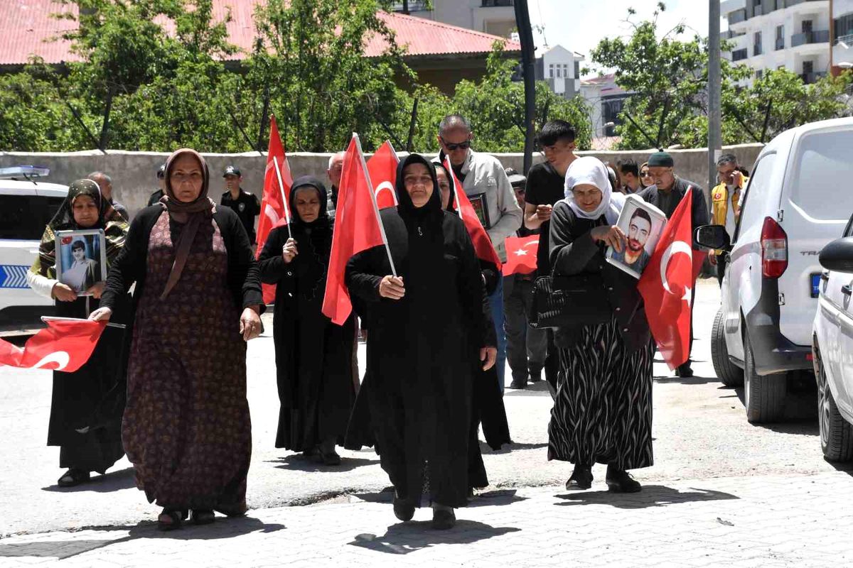 Vanlı annelerin evlat nöbeti devam ediyor