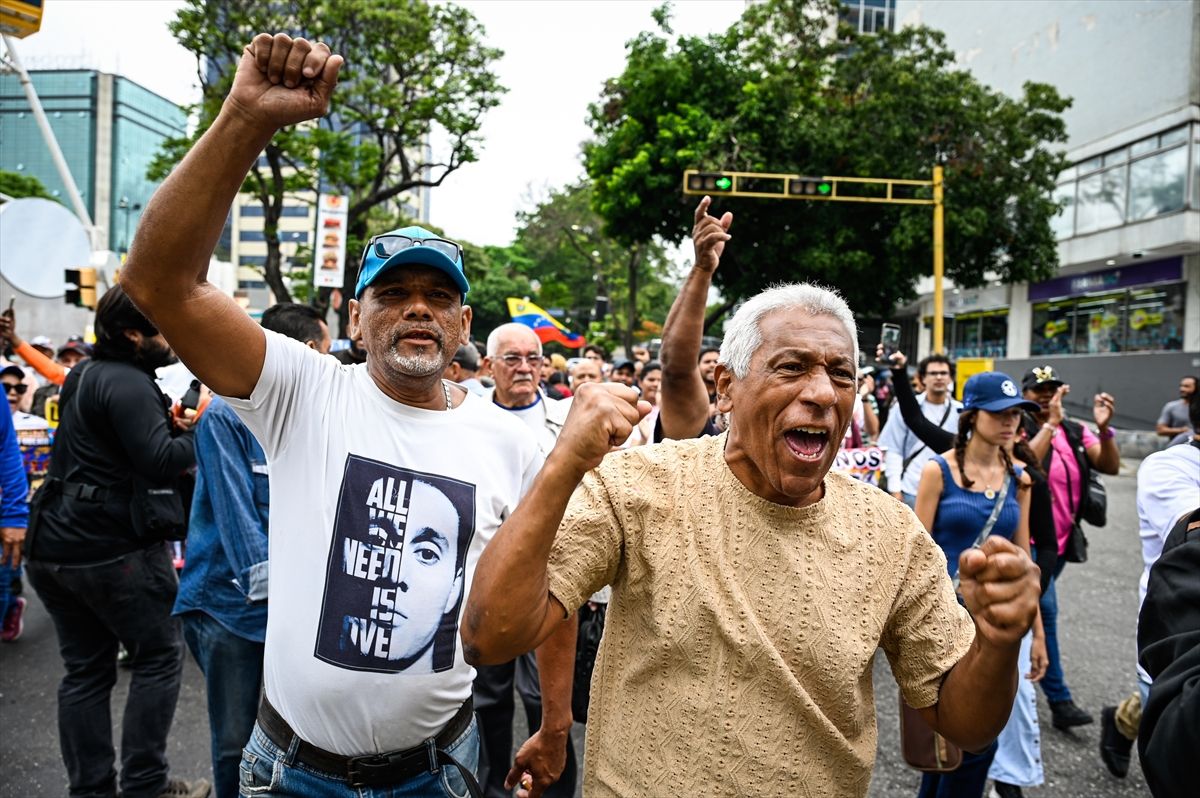 Venezuela'da onlarca kişi ABD Büyükelçiliğine yürüyerek 'özgür seçim' talep etti