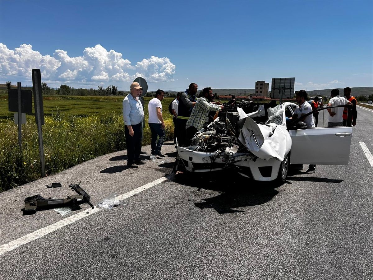 Yozgat'ta traktörle otomobilin çarpışması sonucu 2 kişi yaralandı