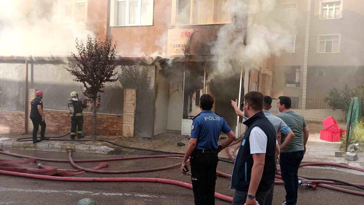 Yumurta dükkanını saran alevlere iş makinesiyle müdahale