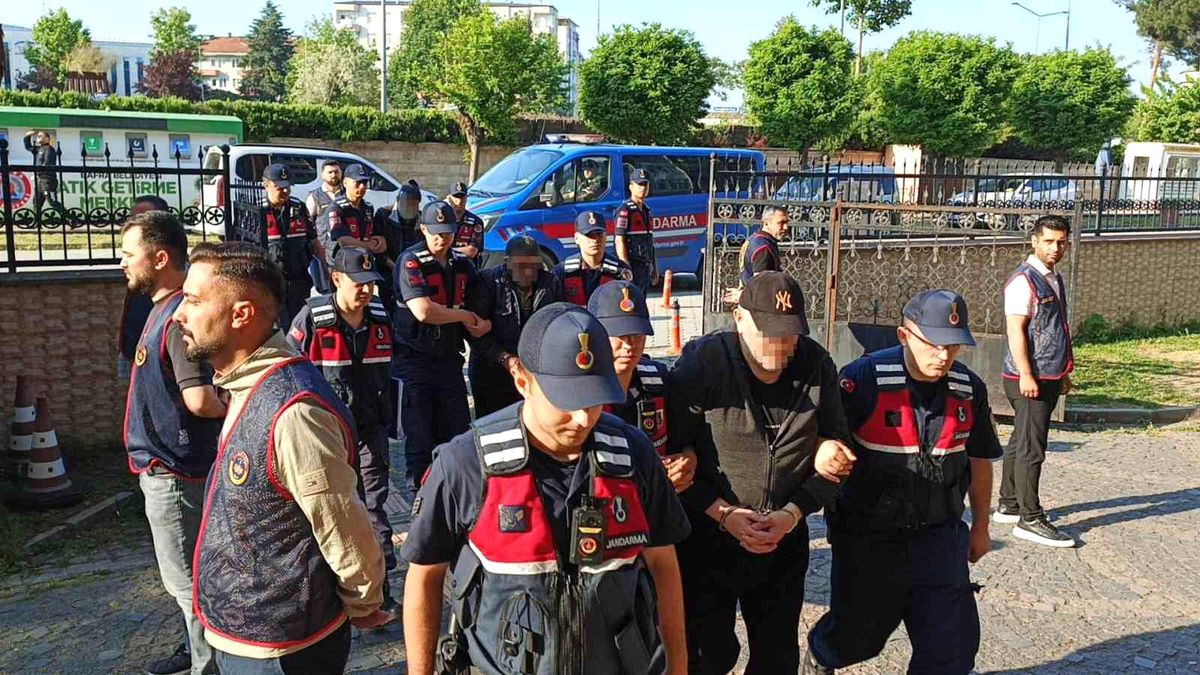Samsun'un Bafra ilçesinde 2006 yılında dere yatağında bulunan kimliği belirsiz kadın cesedine ilişkin soruşturmada tutuklanan şüpheliler adliyeye getiriliyor.