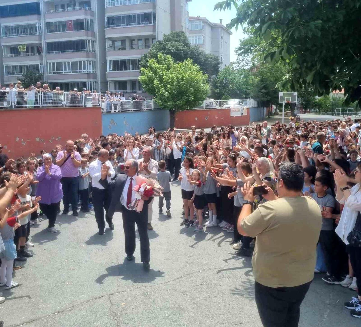 44 Yıllık eğitime adanmış bir hayat: Okul müdürü gözyaşları arasında emekliye ayrıldı