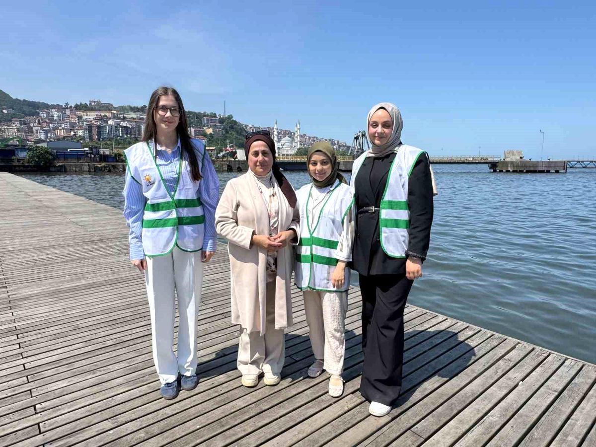 AK Parti Zonguldak İl Teşkilatı üyeleri, 5 Haziran Dünya Çevre Günü kapsamında sahilde basın açıklaması yaparken.