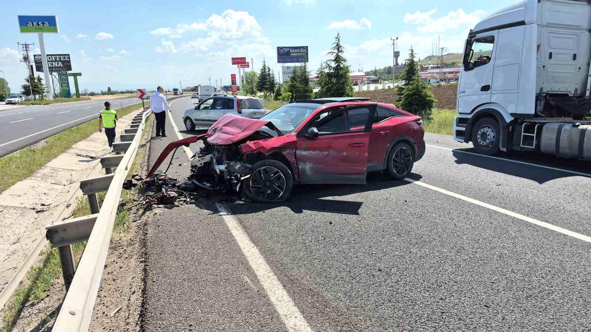 Ankara-Eskişehir kara yolunda meydana gelen trafik kazasında şarampole uçan otomobil