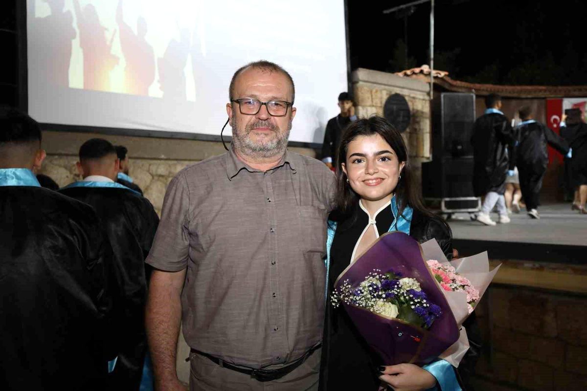 Babasından ilham aldı, 59 erkek öğrenci arasından tek kız öğrenci olarak mezun oldu