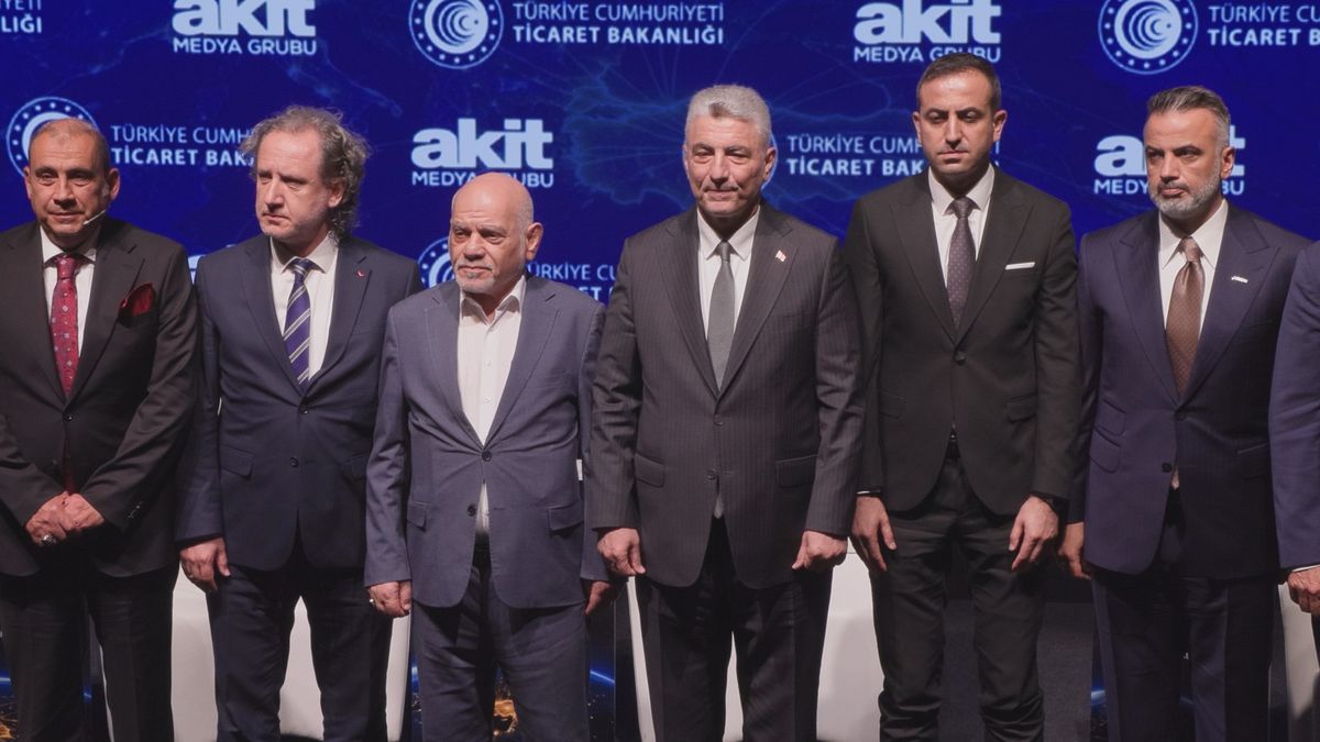Ticaret Bakanı Ömer Bolat konuşma yaparken