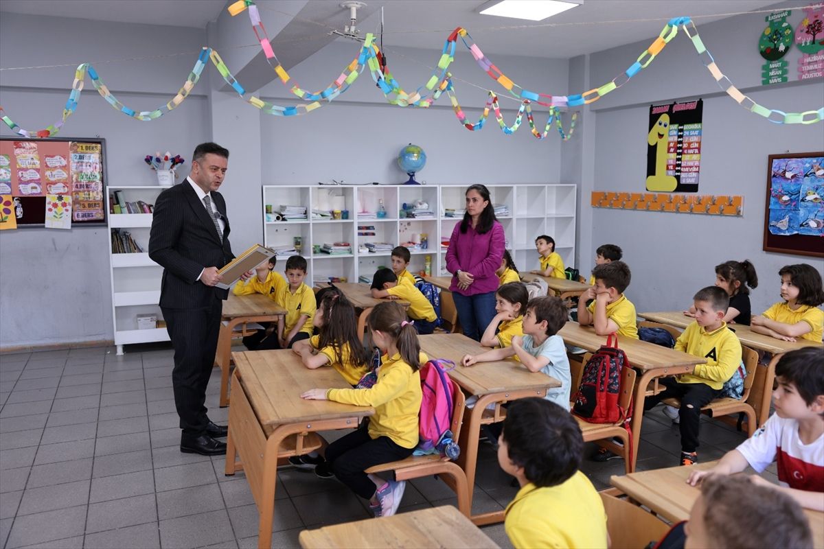 Bakan Tekin, Rizeli ilkokul öğrencilerinin kendisine gönderdikleri mektuplara karşılık verdi
