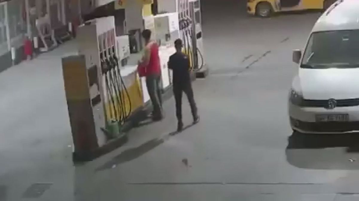 Bakırköy'de kundaklanan lüks otomobillerden detay
