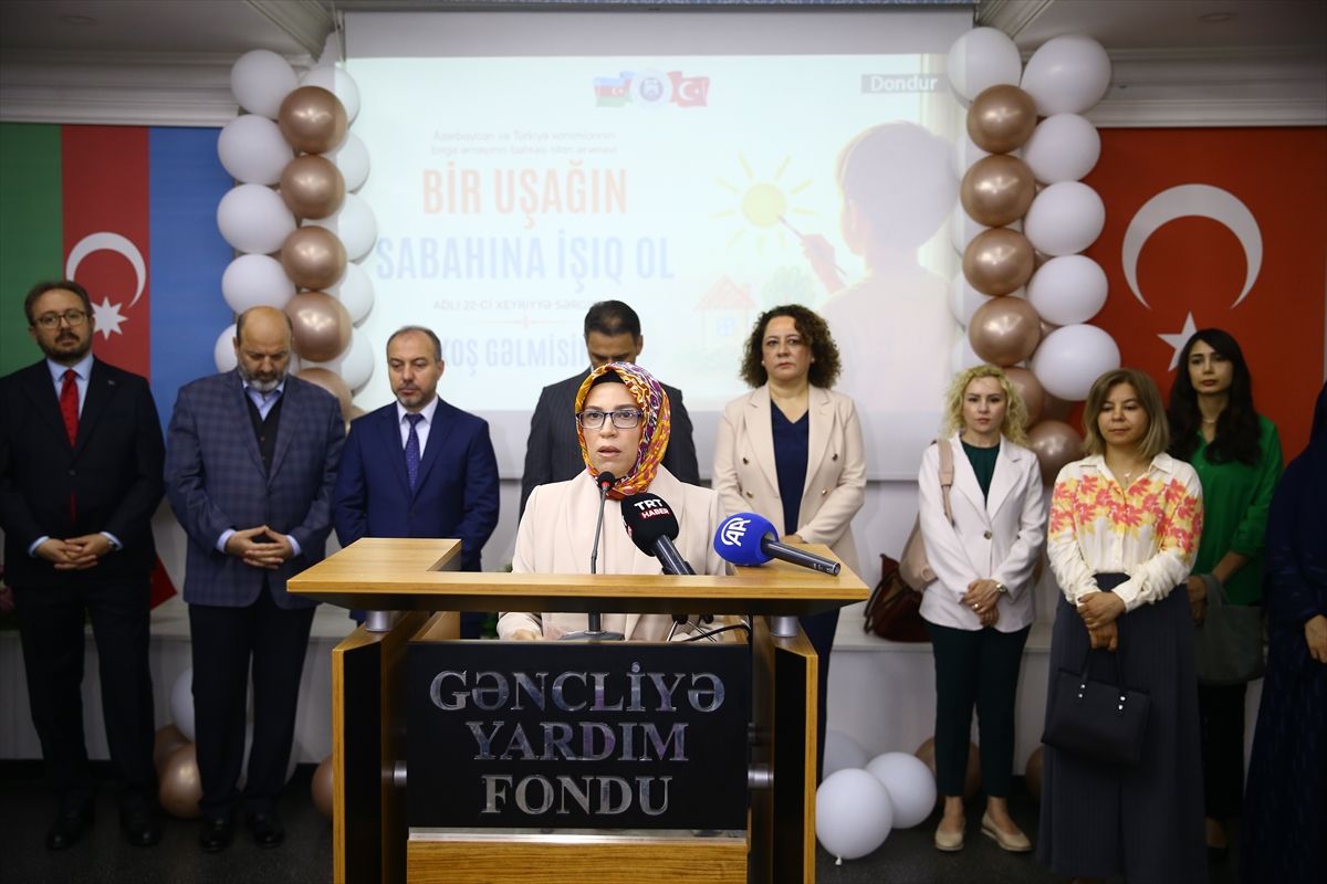 Bakü'de, Azerbaycanlı ve Türk kadınlar ortak kermes düzenledi