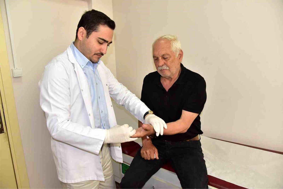 Balıkesir'de motorlu testere kazasında kopan başparmak mikrocerrahi ile yeniden dikildi