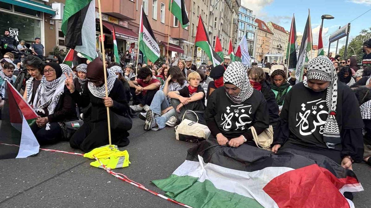 Berlin'deki Filistin gösterisinde polisten sert müdahale
