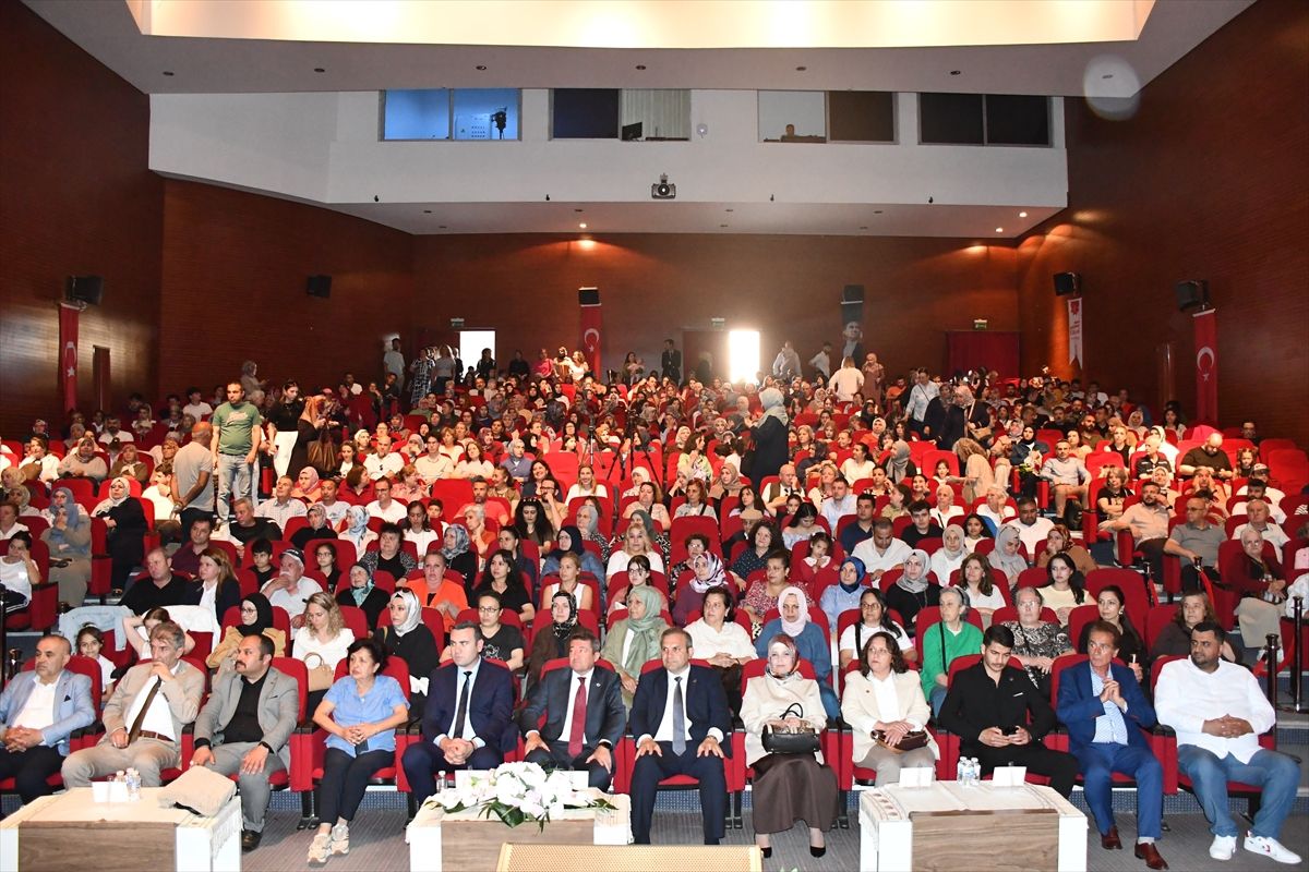 Bilecik'te Halk Eğitim Merkezi kursiyerlerinden 'Osmanlı Kıyafetleri' defilesi
