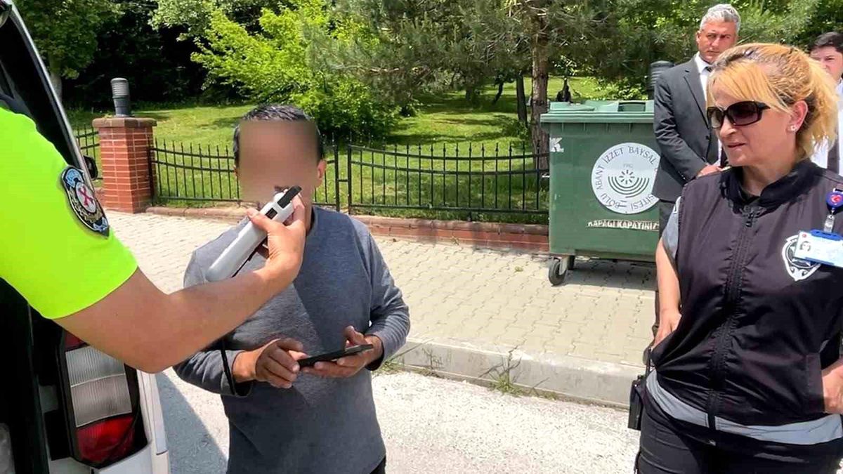 Bolu'da yokuşta geri kayan araç aynı otomobile 3 kez çarptı