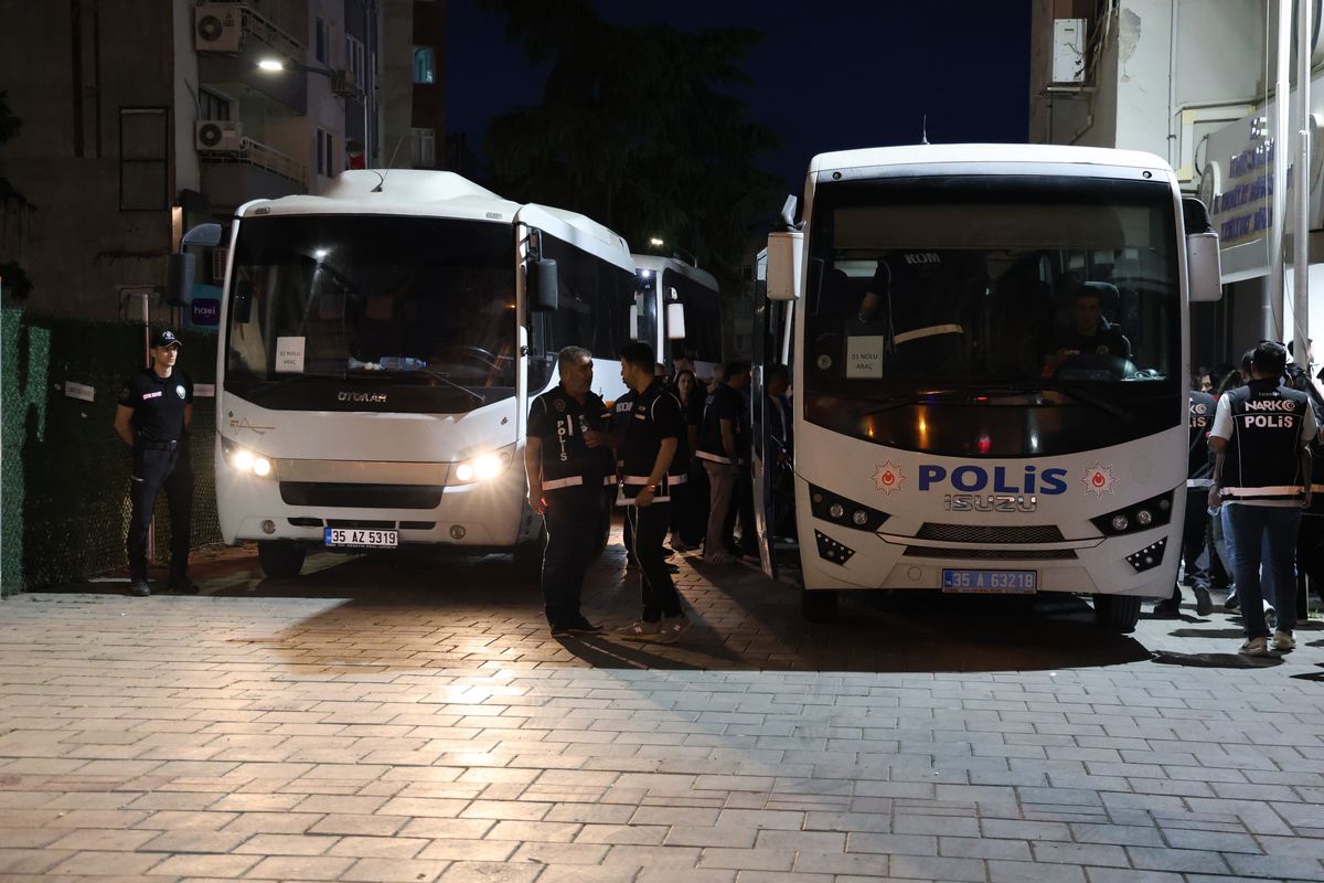 Buca Belediyesi'ne yönelik 'yolsuzluk' operasyonunda şüpheliler adliyede