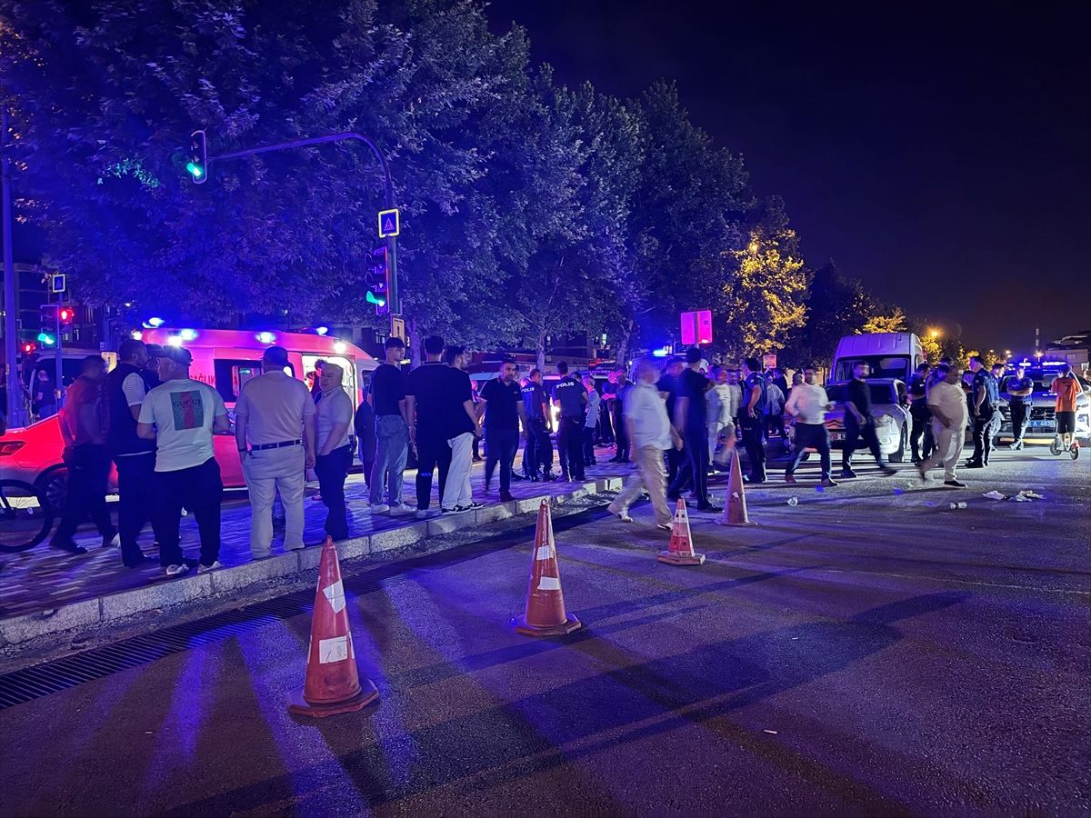 Bursa'da bıçaklı kavgada yaralanan 3 kişi hastaneye kaldırıldı