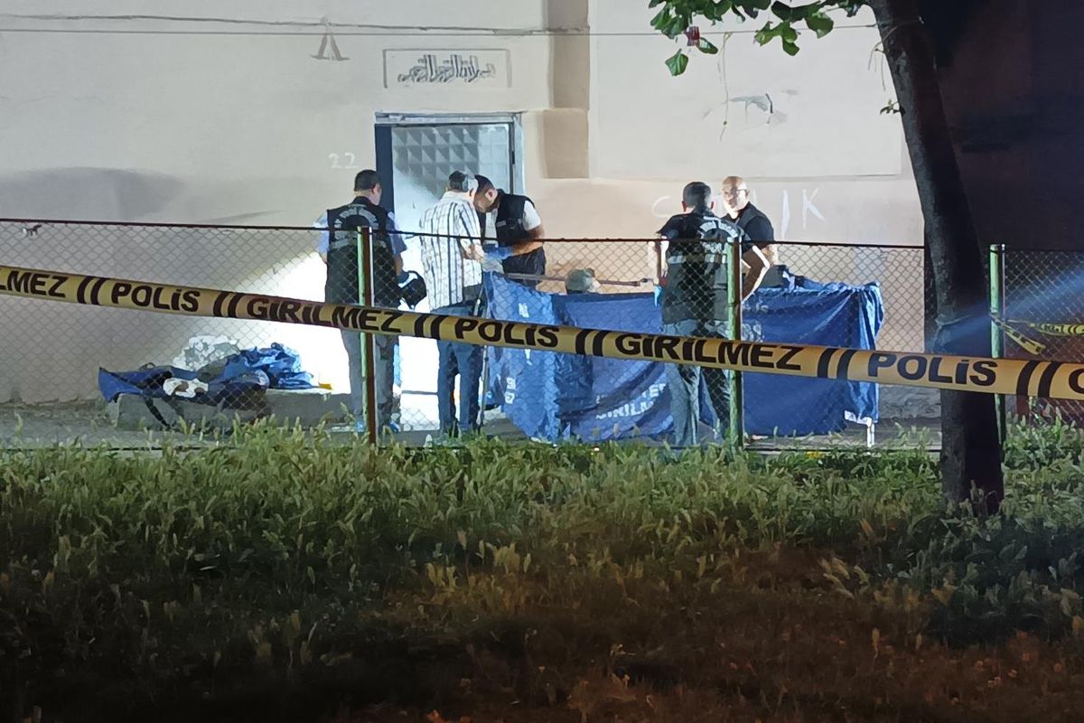 Evlerine gelen kişiyle tartışan karı-koca, başlarından vurularak öldürüldü