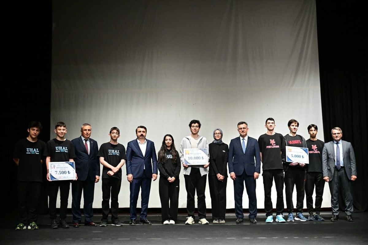 Bursa'da Liselerarası Veri Olimpiyatı'nı Merkez Anadolu İmam Hatip Lisesi kazandı