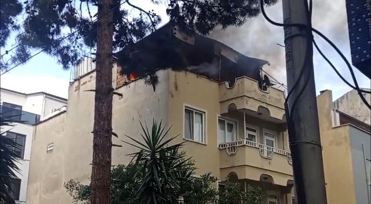 Çatı yangını mahallede paniğe neden oldu