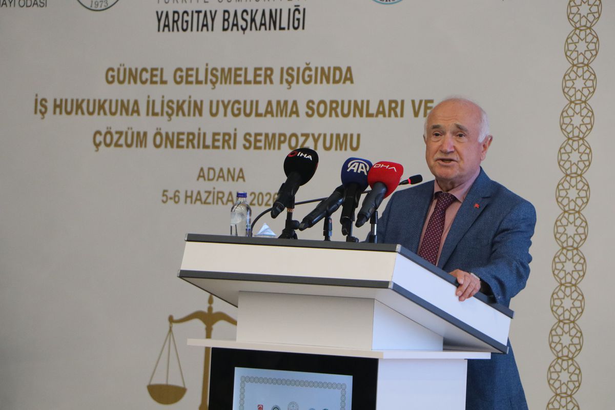 Cemil Çiçek konuşma yaparken