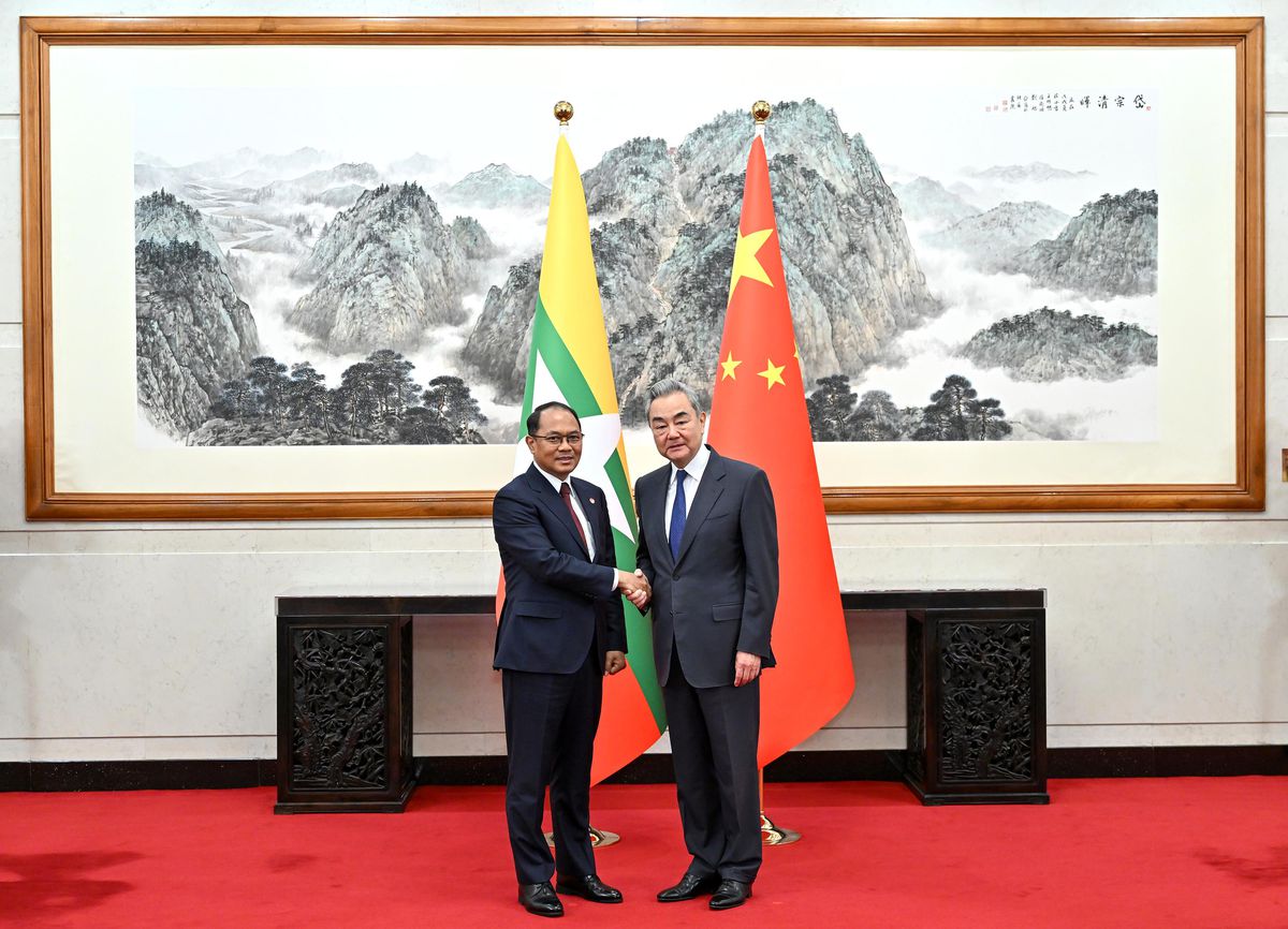 Çin Dışişleri Bakanı Wang, Myanmarlı Mevkidaşı ile Beijing'de Bir Araya Geldi