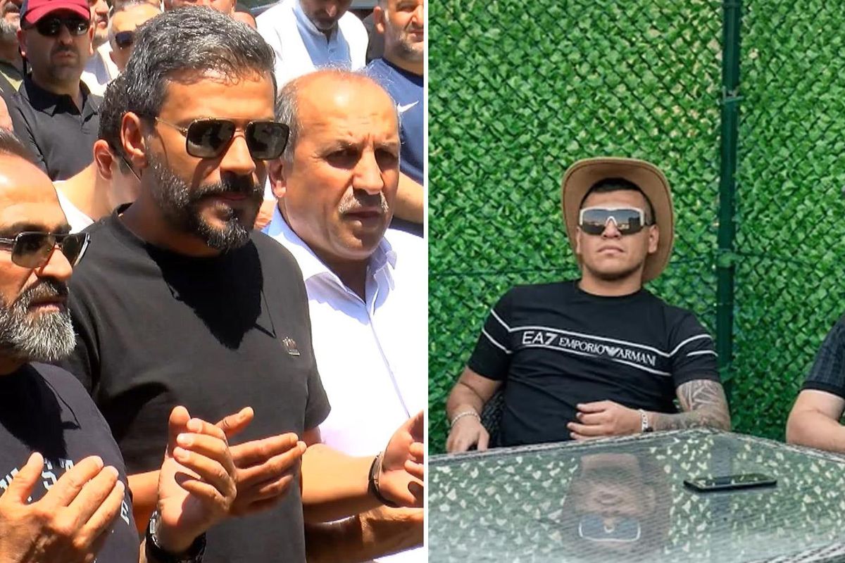 Can Polat'ın cenaze töreninden bir görüntü, arka planda kalabalık ve üzgün yüzler görülüyor.