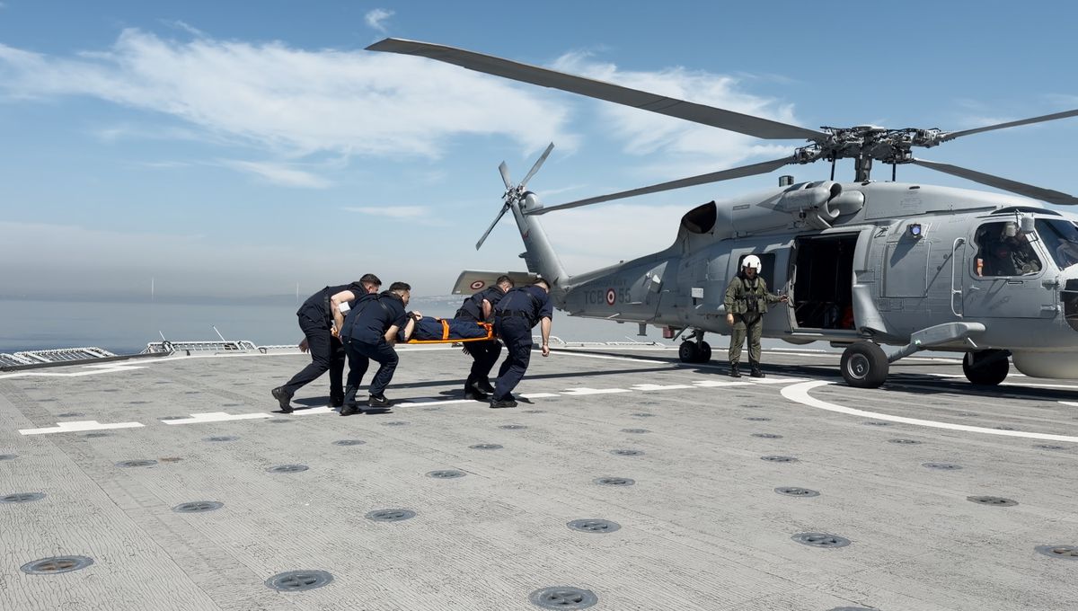 Denizkurdu-2 2026 Tatbikatı kapsamında bir askeri helikopterin gemiye iniş anı.
