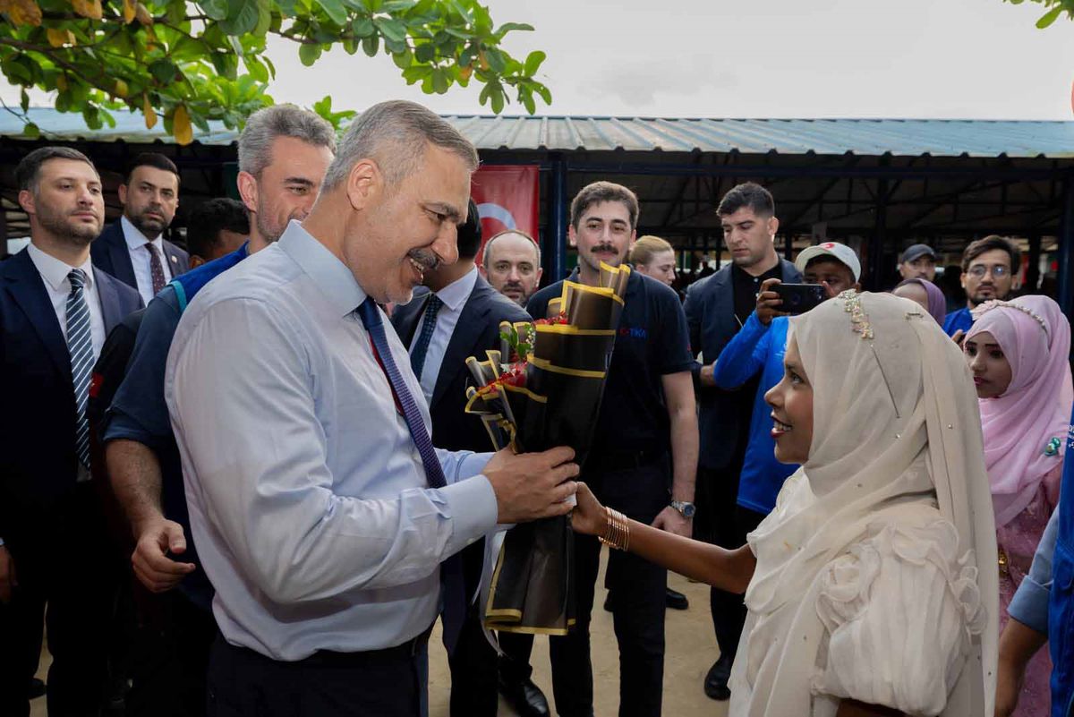 Dışişleri Bakanı Hakan Fidan, Bangladeş'teki Rohingya mülteci kamplarını ziyaret ediyor.