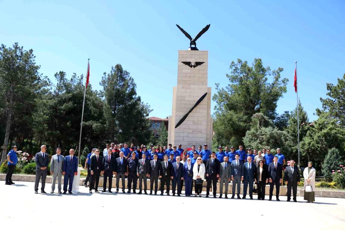 Diyarbakır'da Ceza İnfaz Personeli Günü'nde Şehitlik Töreni