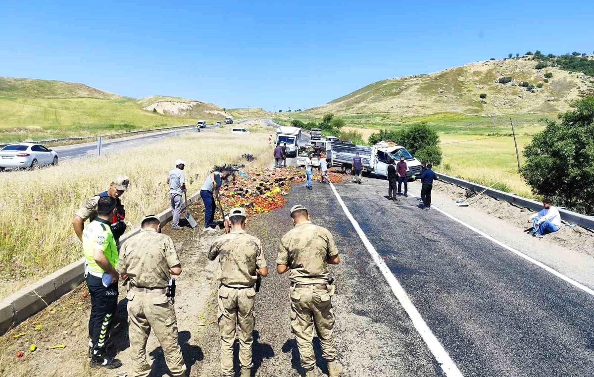 Diyarbakır'da sebze yüklü kamyonetin tekeri patladı: Kasadan savrulan ürünler yolu trafiğe kapattı