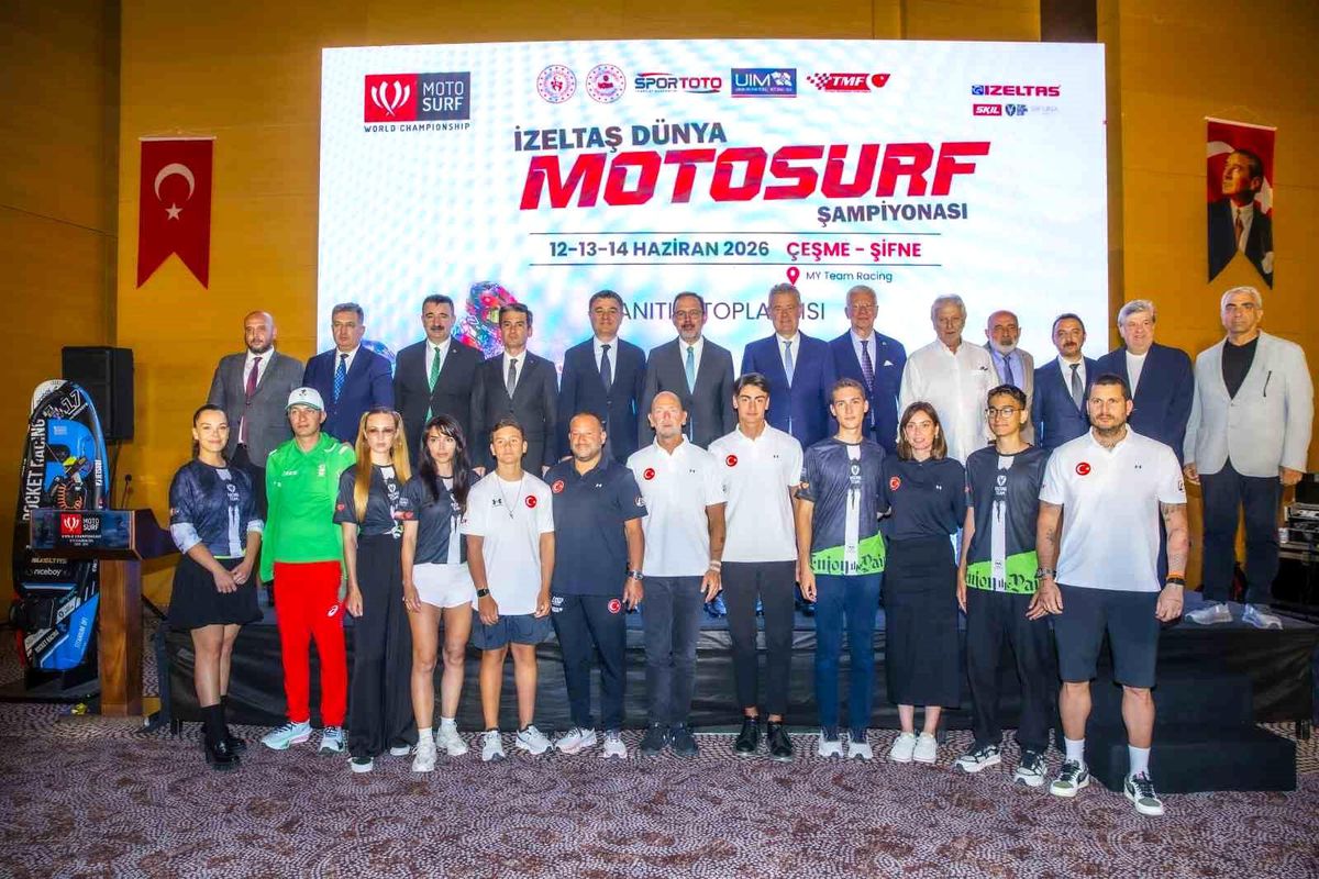 Motosurf sporcularının denizde yarıştığı bir an