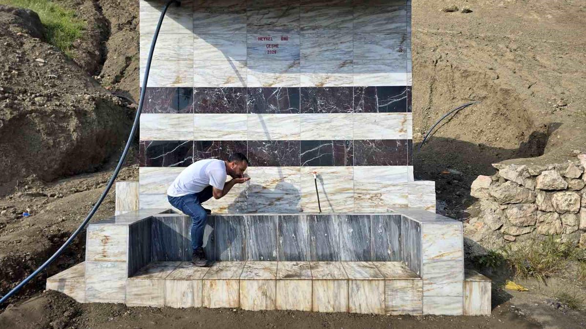 Diyarbakır'ın Çermik ilçesinde onarılarak halkın hizmetine sunulan doğal kaynak çeşmesi ve eklenen su deposu