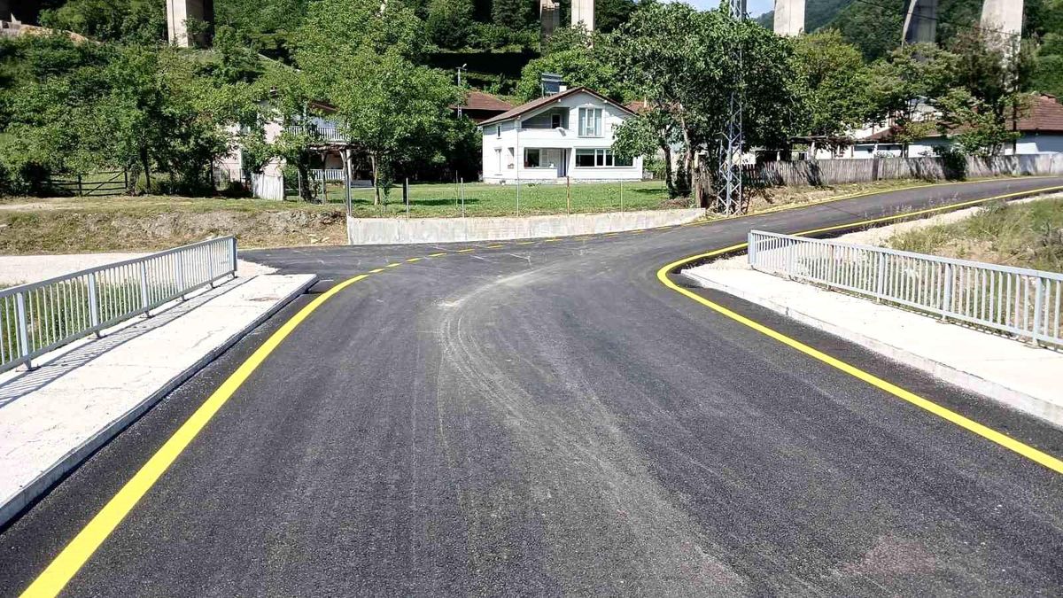 Düzce'de köylerde yol çizgi çalışmaları tamamlanıyor