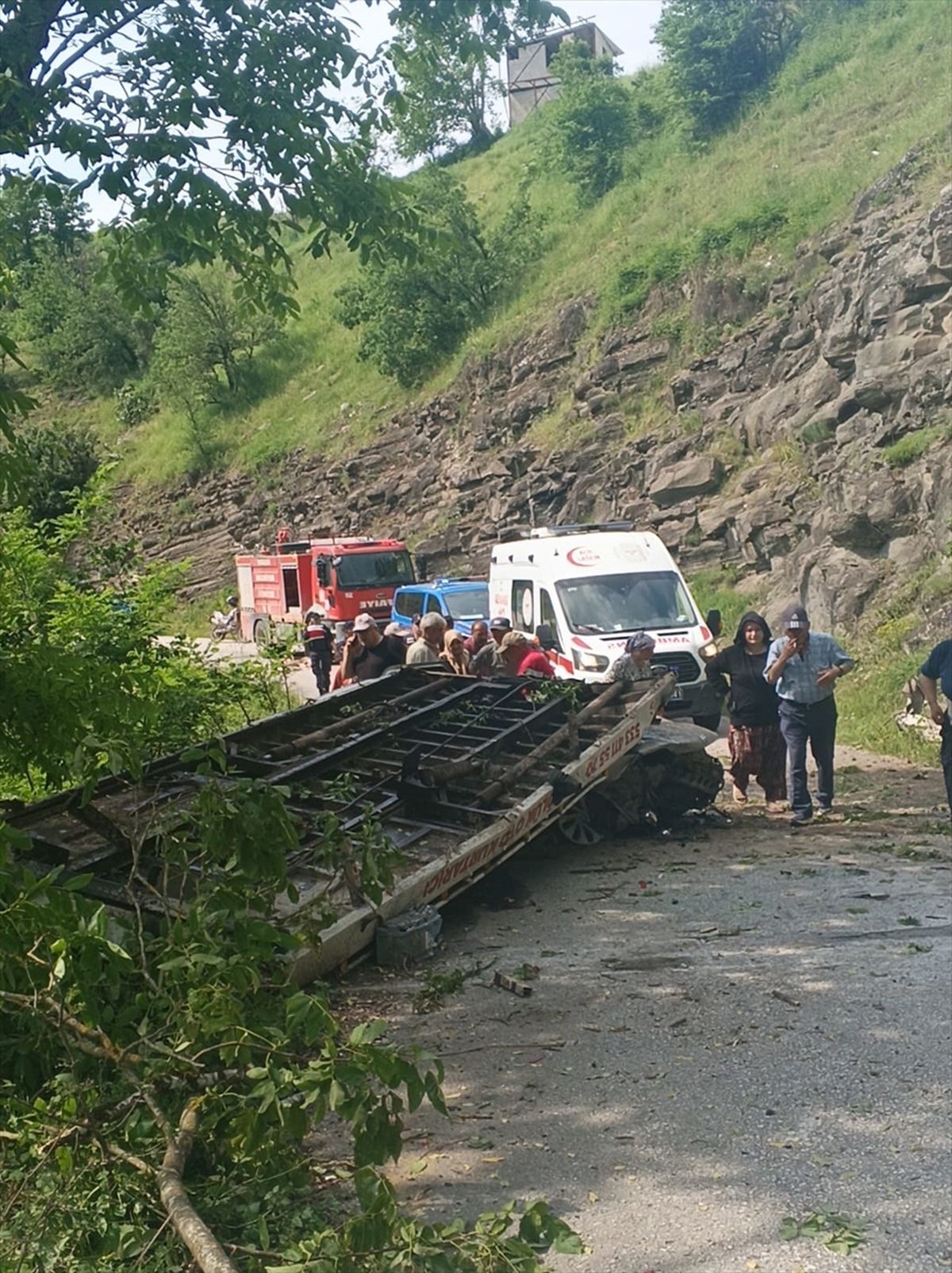 Düzce'de şarampole devrilen çekicinin sürücüsü öldü