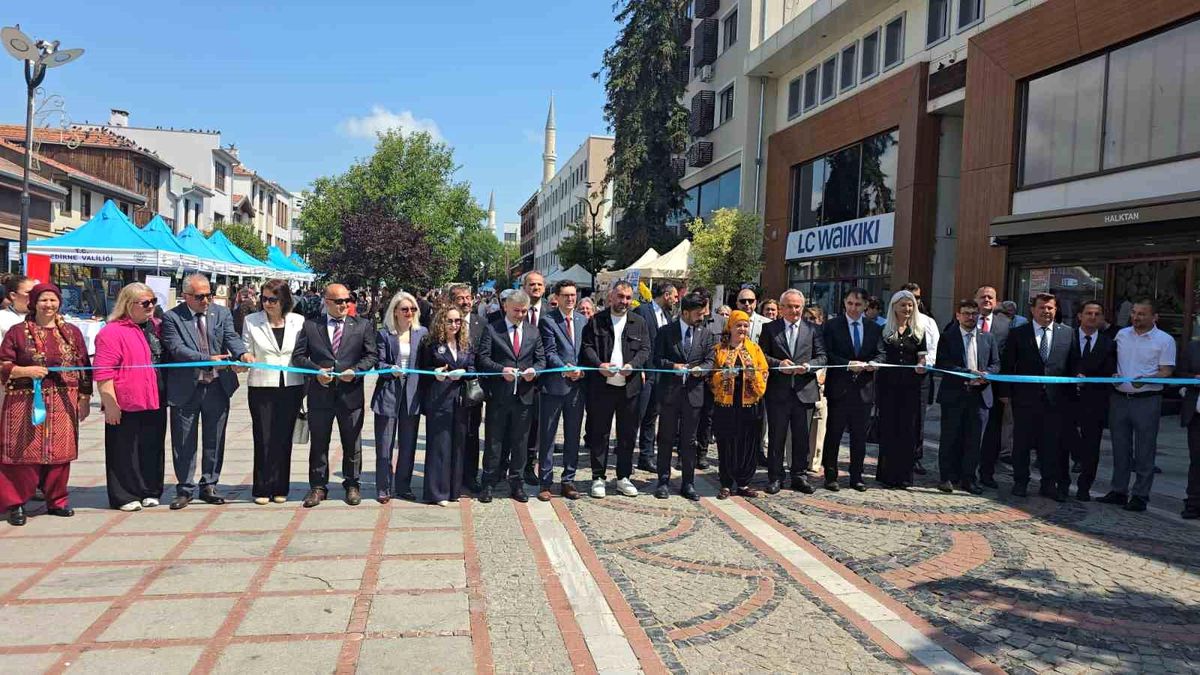 Edirne'de Hayat Boyu Öğrenme Haftası kapsamında düzenlenen sergide kursiyerlerin el emeği ürünleri sergileniyor.