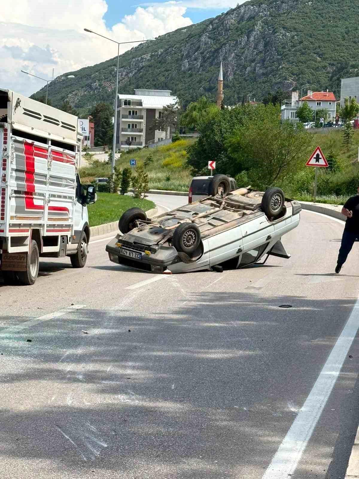 Eğirdir'de takla atmış otomobil