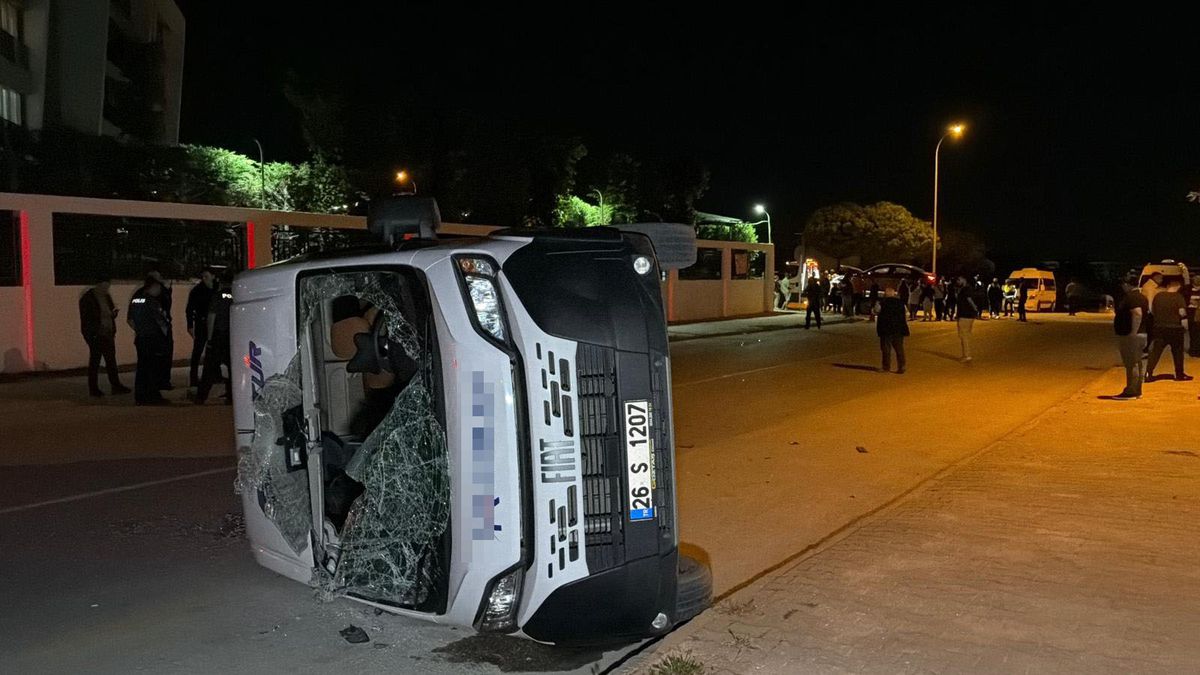 Eskişehir'de otomobilin çarptığı işçi servisi devrildi: 7 yaralı