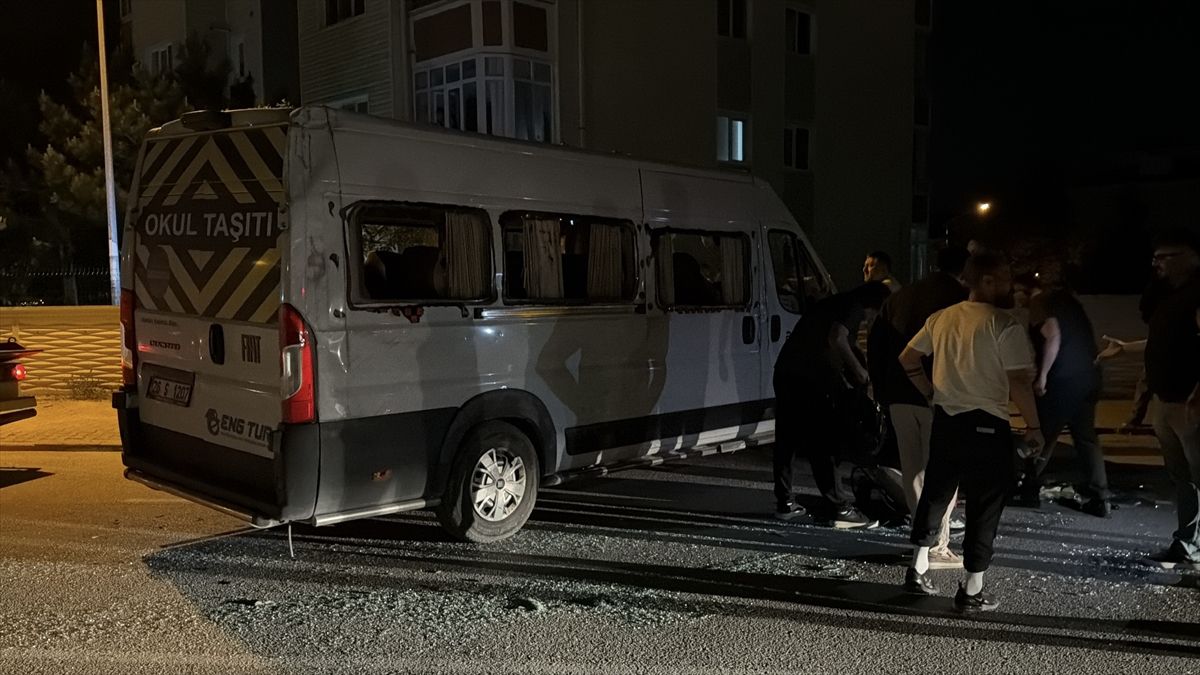 Eskişehir'de otomobille işçi servisinin çarpıştığı kazada 7 kişi yaralandı
