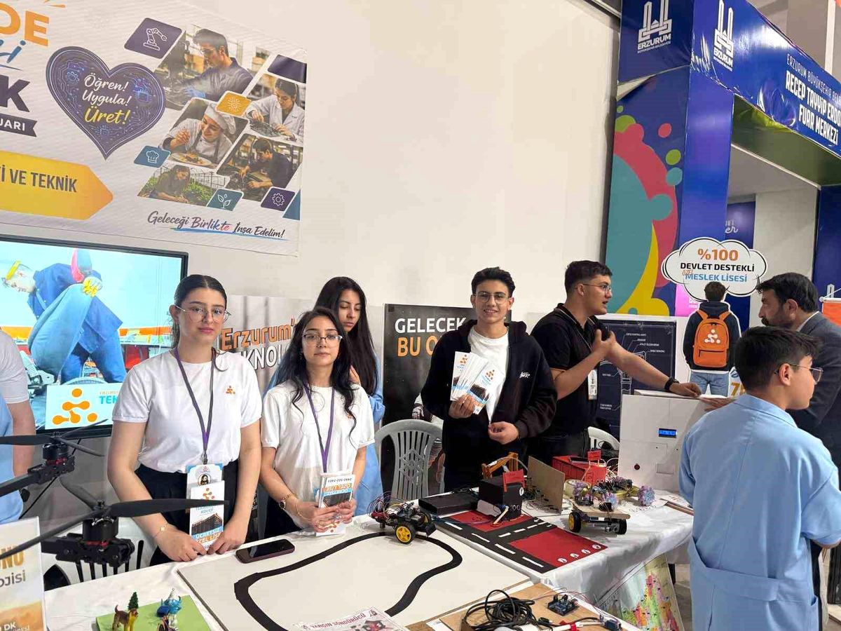 Erzurum'da Öğrencilerden Yenilikçi Projeler: Zirai Drone, Akıllı Baston ve İlaç Takip Sistemi Fuarda Büyük İlgi Gördü