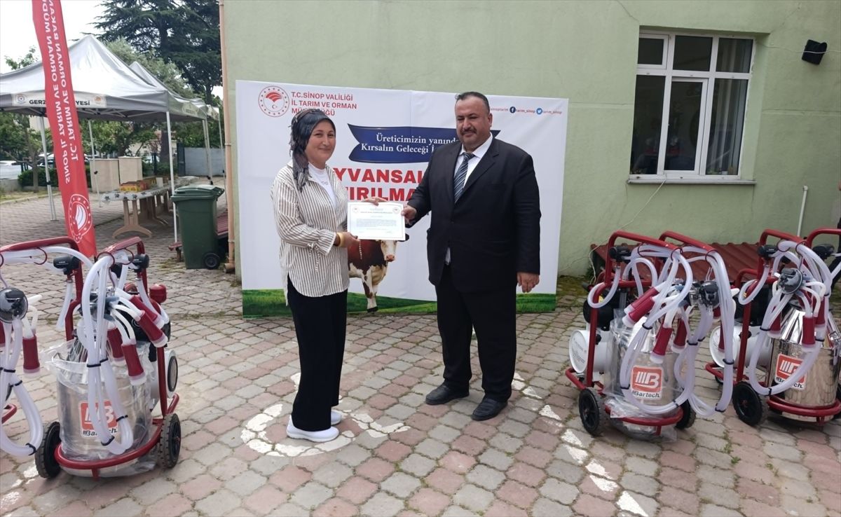 Gerze'de üreticilere süt sağım makinesi dağıtıldı