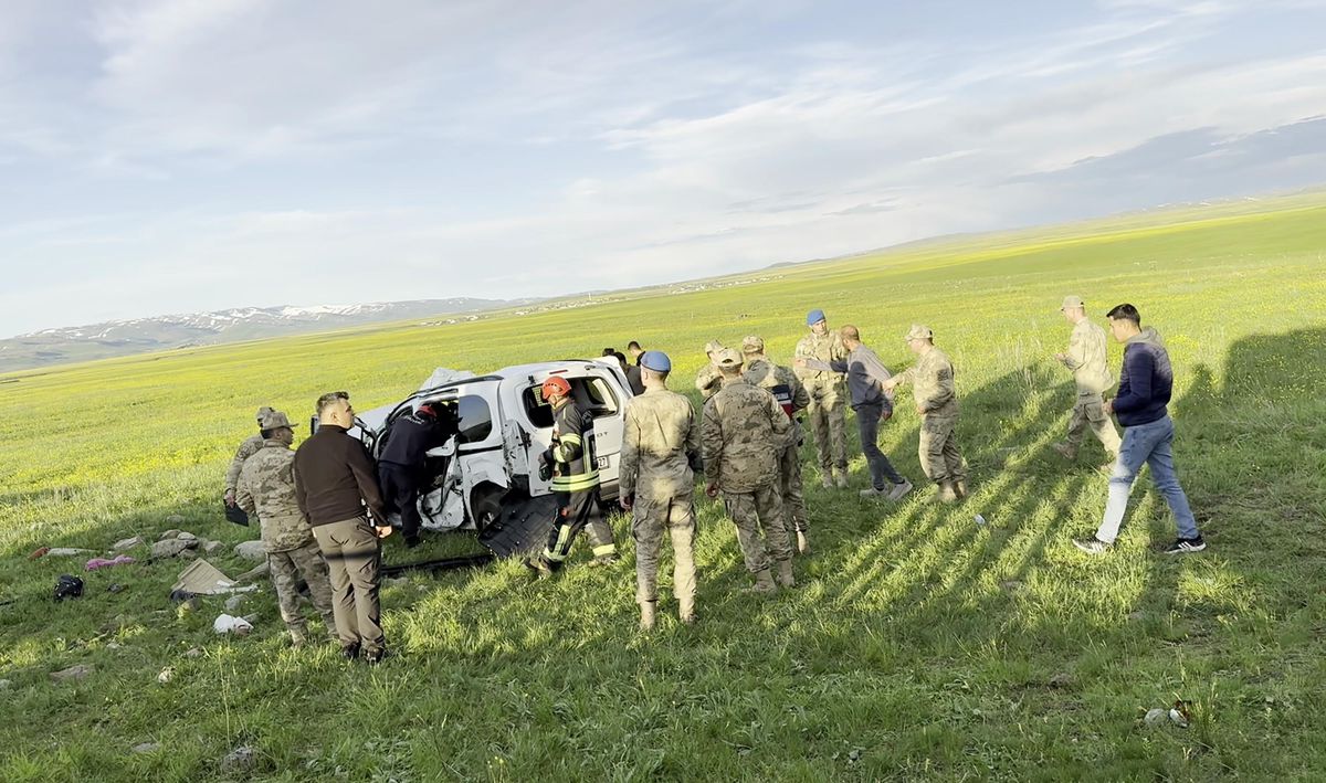 Hafif ticari araç takla attı; 1'i bebek 3 ölü, 4 yaralı