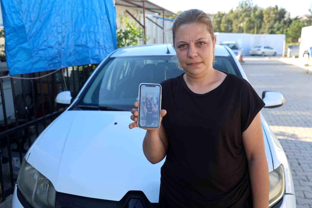 Hatay'da aracına aldığı yolcudan düşen telefonu günlerdir sahibine ulaştırmaya çalışıyor