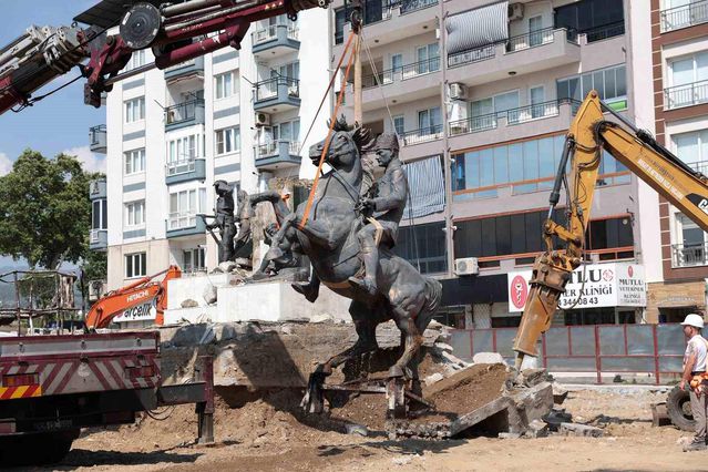 İncirliova'da Atatürk heykeli koruma altına alındı