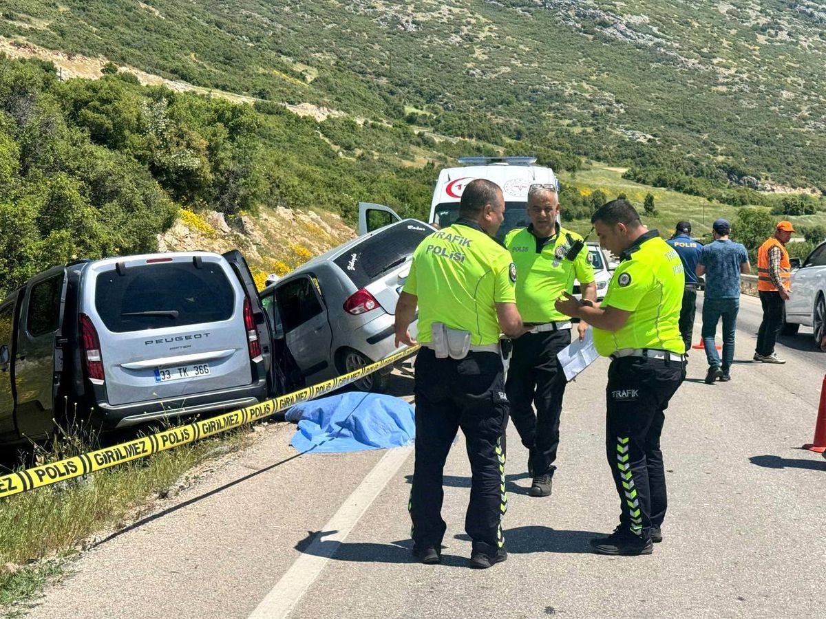 Isparta'da iki otomobil çarpıştı: 1 ölü, 5 yaralı