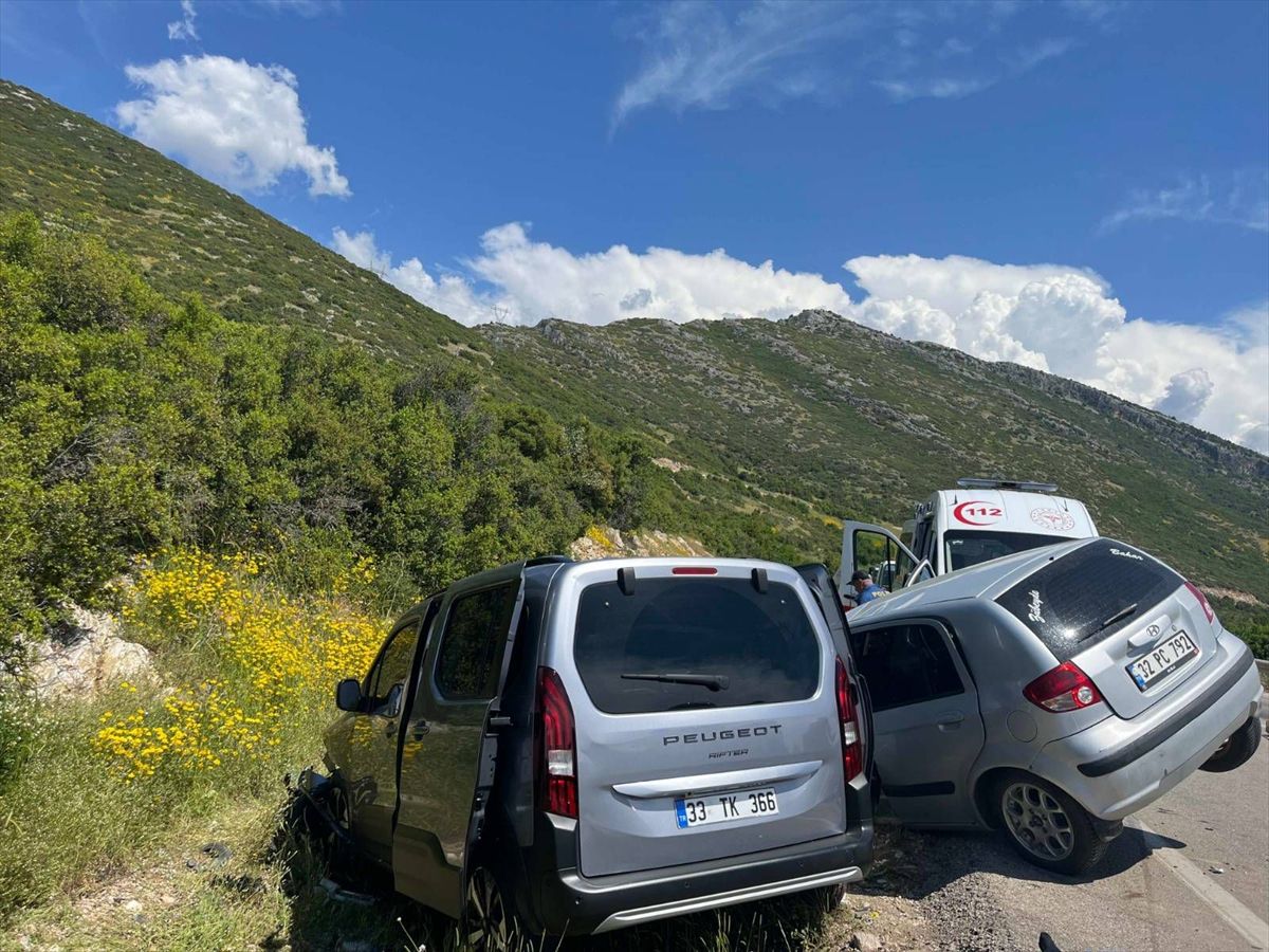 Isparta'da iki otomobilin çarpıştığı kazada 1 kişi öldü, 5 kişi yaralandı