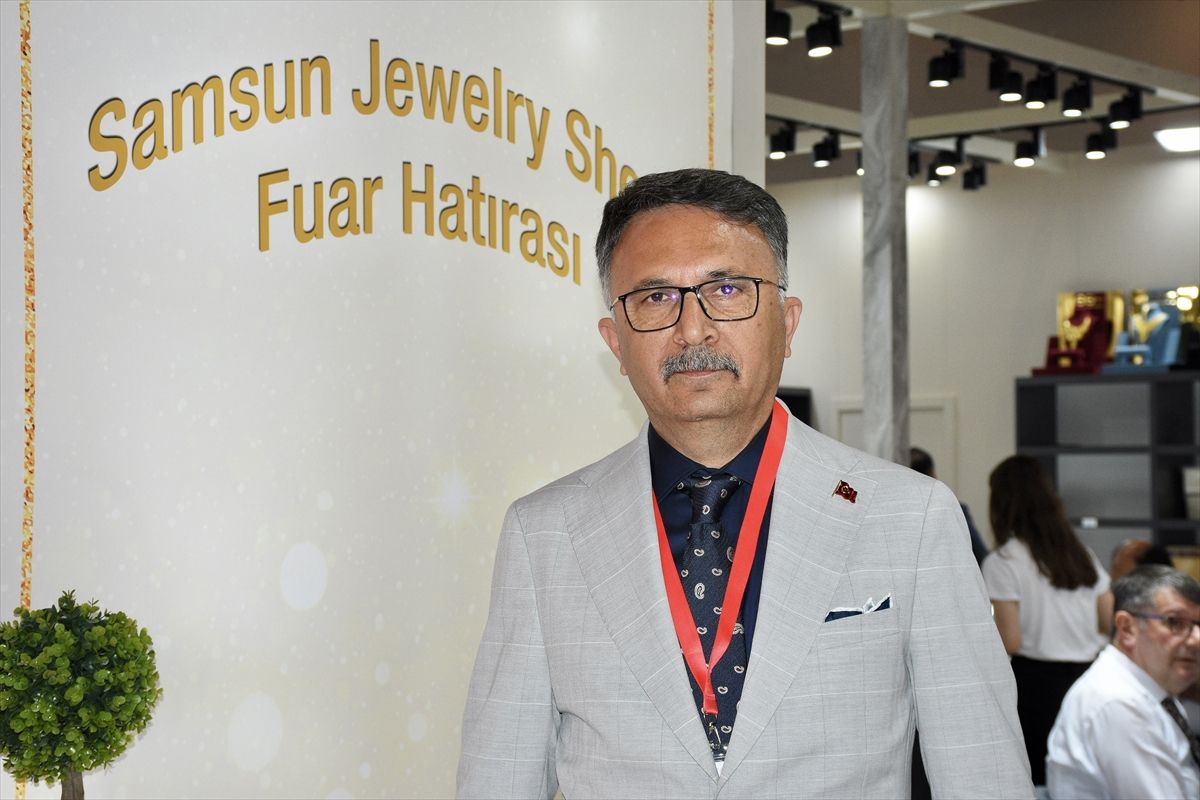 Altın ve mücevher görselleri ile birlikte 'yarı fiyatına' yazılı bir reklam panosu