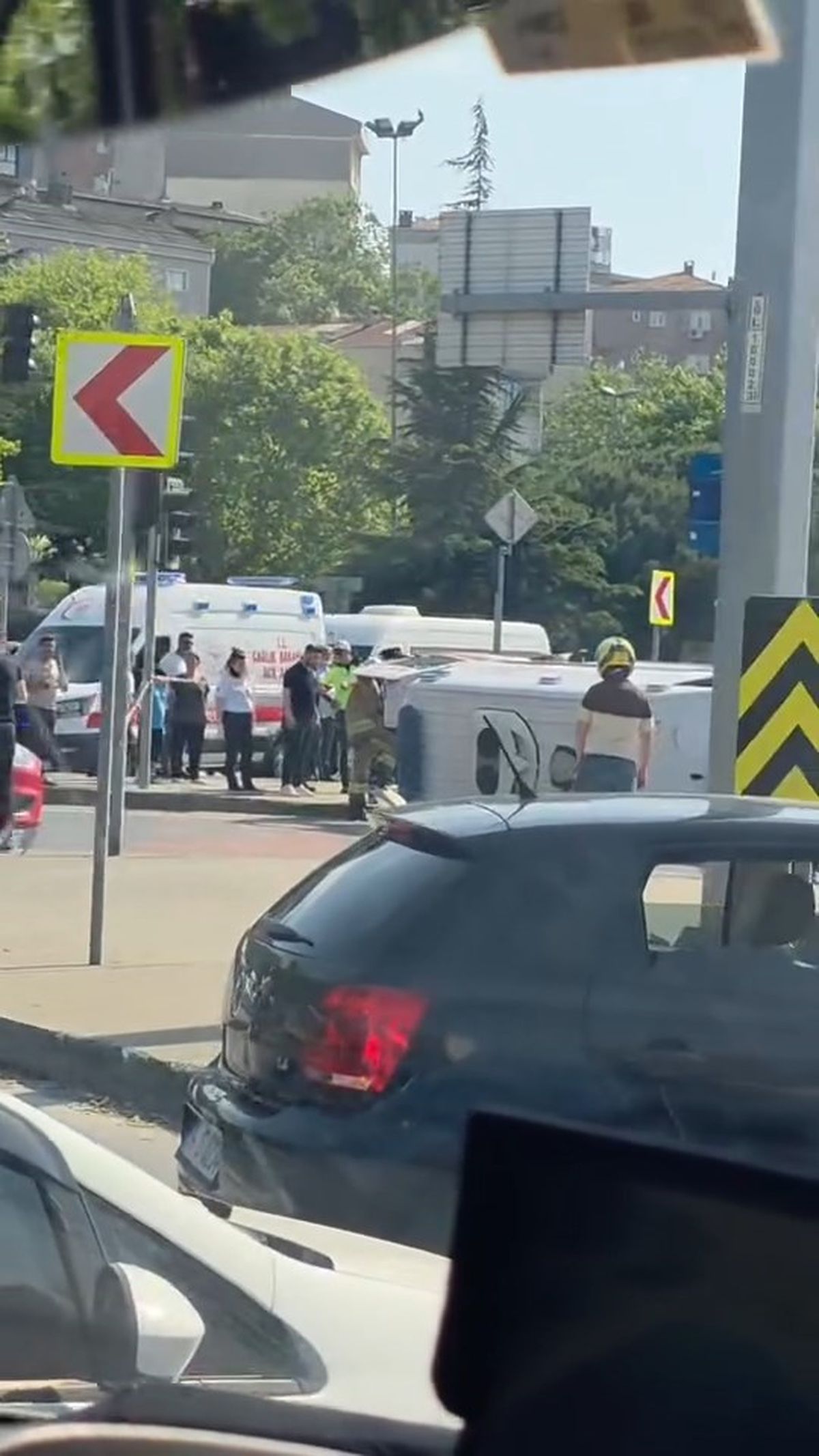 Kağıthane'de ambulans devrildi; yaralılar var